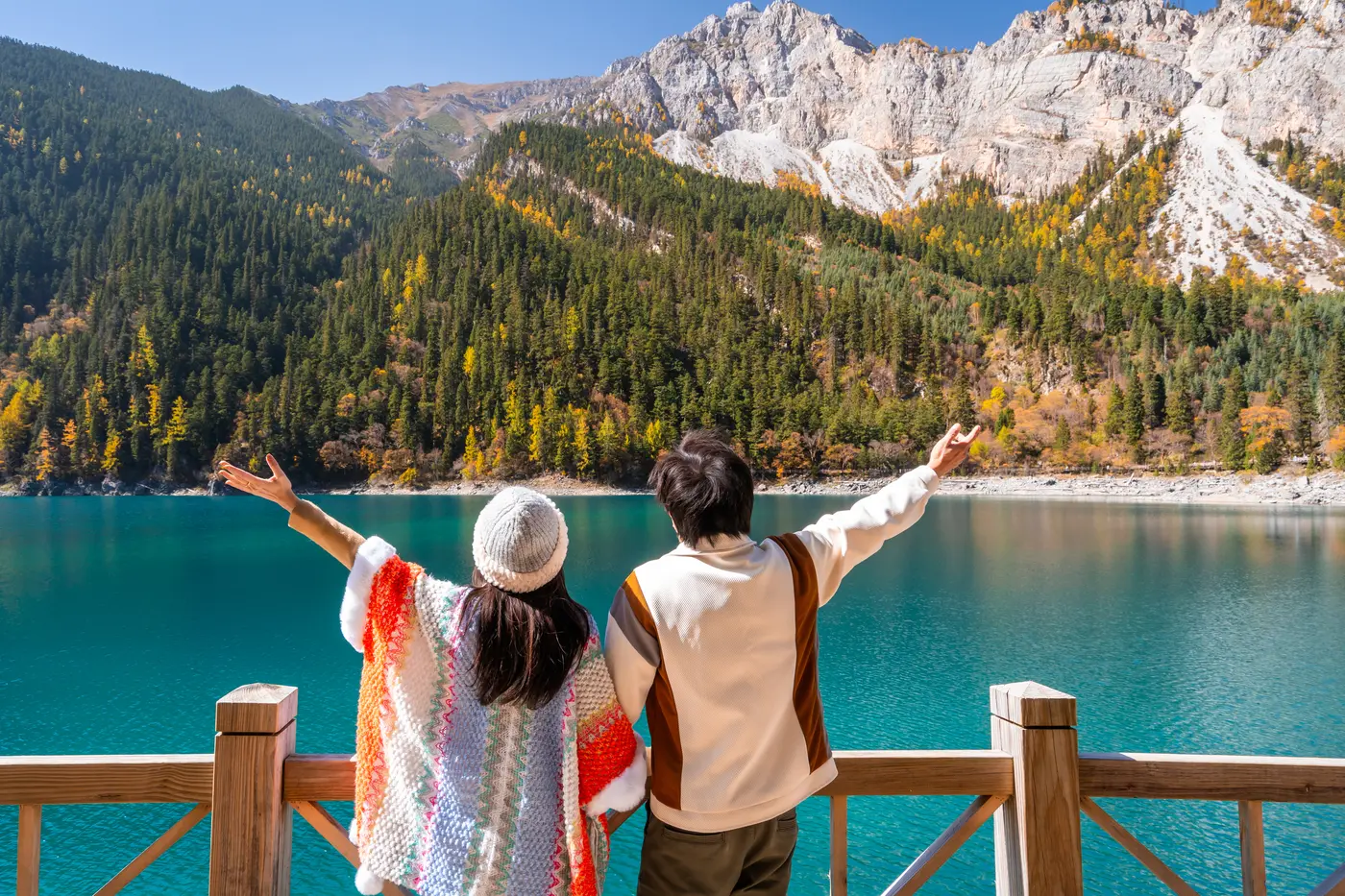 Lago entre montanhas